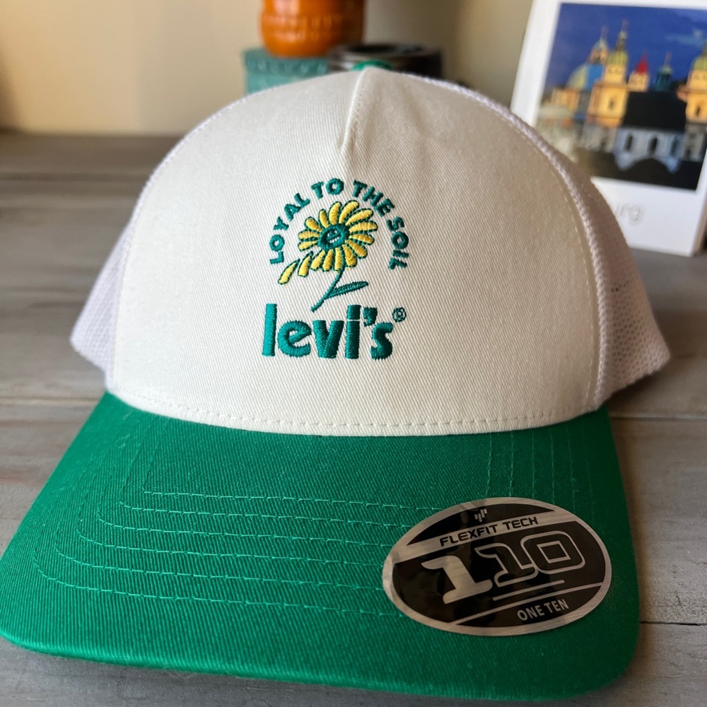 Levi's White Mesh Cap